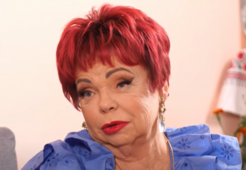 "Бідний дідусь, що за опудало": 77-річна мати Наташі Корольової шокувала росіян фото з чоловіком