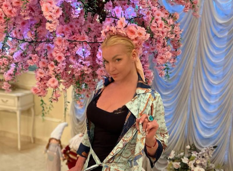 "О Господи, навіщо так ганьбитися": Волочкова поставила на вуха росіян своїм співом