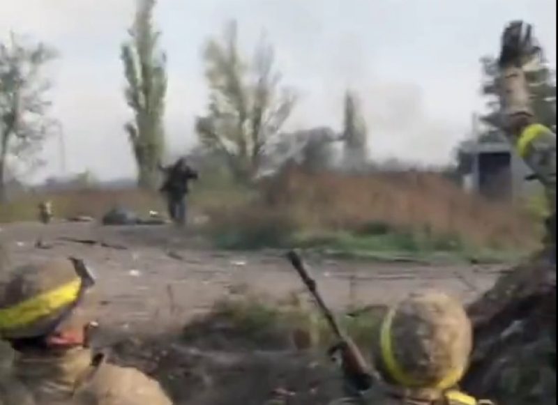 "Сюди йди, бігом!": окупанти РФ здаються в полон ЗСУ прямо на полі бою