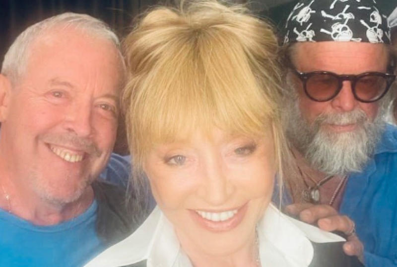 Помолодевшая Пугачева в компании Макаревича встретила свет в конце туннеля на концерте Гребенщикова