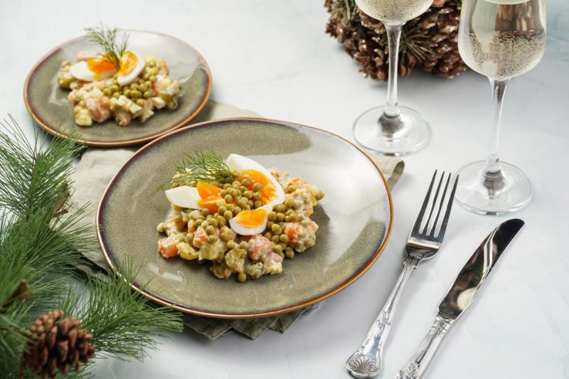 Вкуснее Оливье в 10 раз: бомбический салат на Новый год 2023 - легкий рецепт
