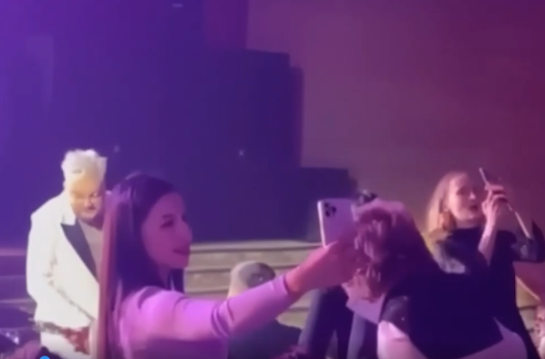 Кіркоров відшмагав букетом полонника Кіркоров відшмагав букетом полонника