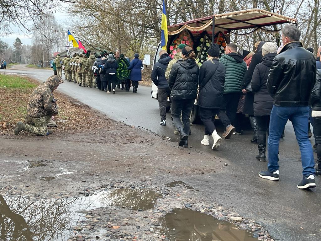 На Чернігівщині від обстрілу окупантів загинула молода прикордонниця, у неї залишилася 13-річна донька На Чернігівщині від обстрілу окупантів загинула молода прикордонниця, у неї залишилася 13-річна донька
