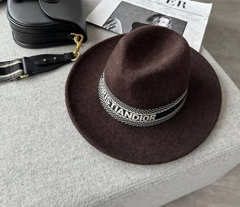 Теплі жіночі шапки 2023 дивовижної краси, що зігріють навіть у люті морози Теплі жіночі шапки 2023 дивовижної краси, що зігріють навіть у люті морози