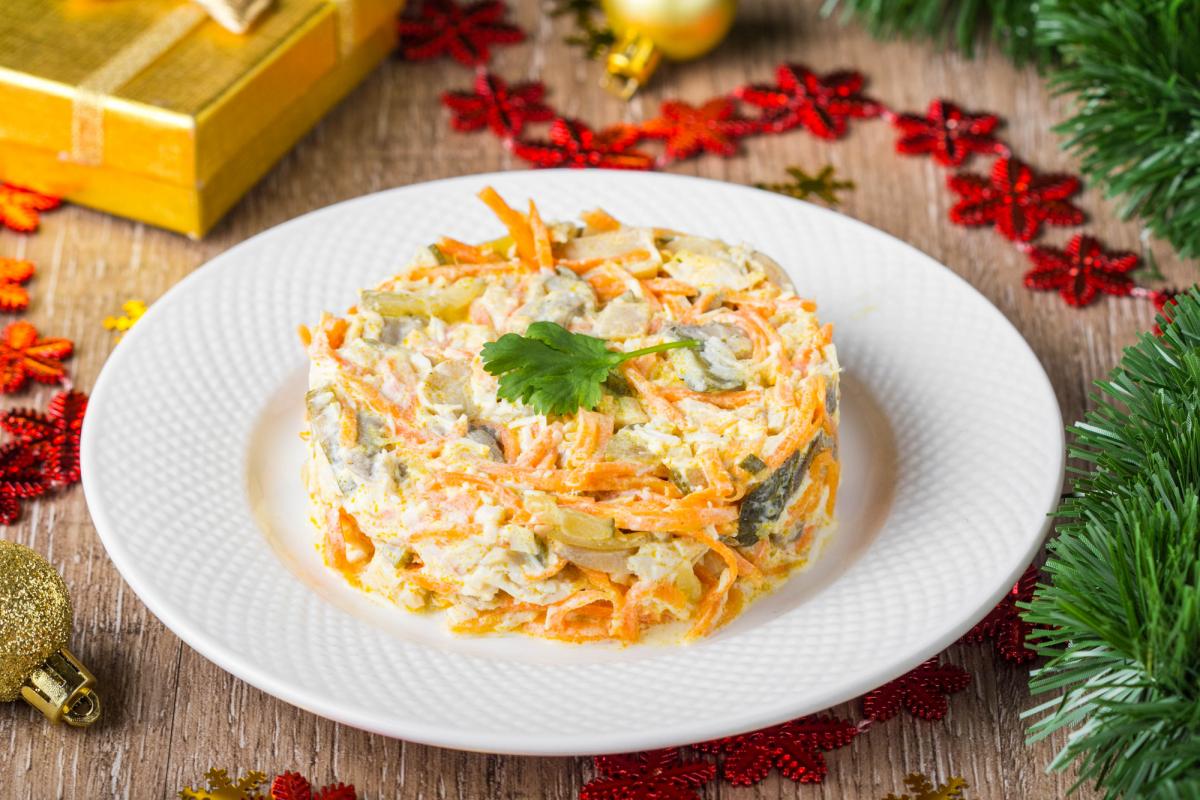 Недорогой салат на Рождество рецепт, салат с морковкой на Новый год 2023 рецепт