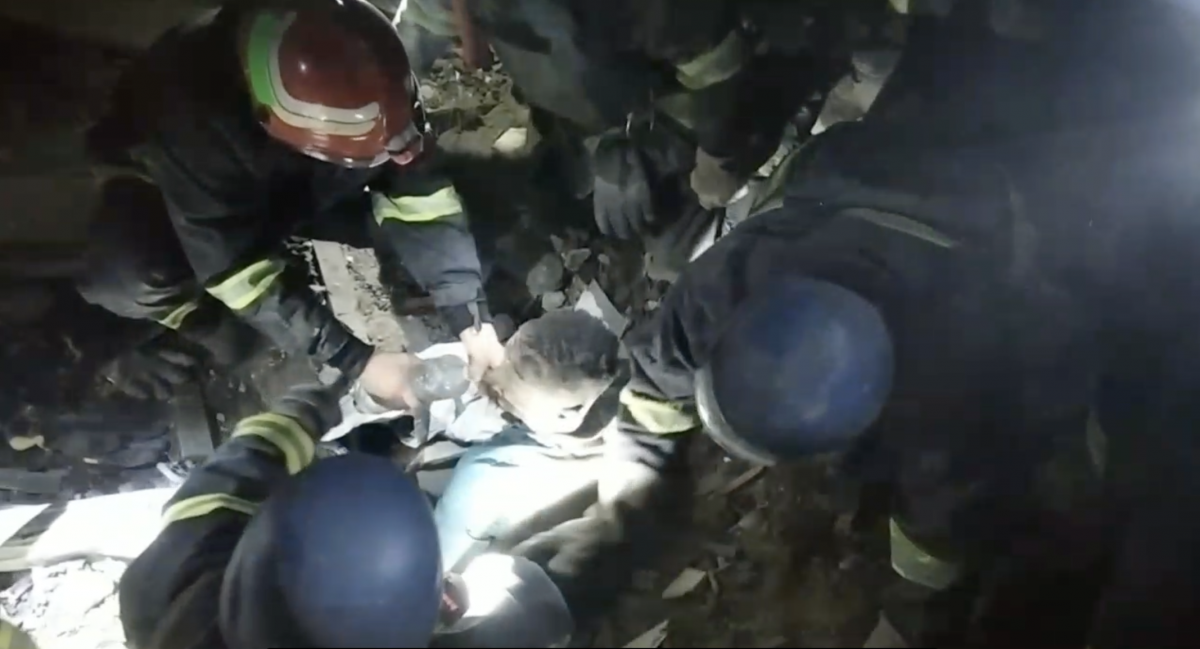 Матір дістали з-під уламків, немовля загинуло: що відомо про обстріл РФ пологового будинку у Вільнянську Матір дістали з-під уламків, немовля загинуло: що відомо про обстріл РФ пологового будинку у Вільнянську