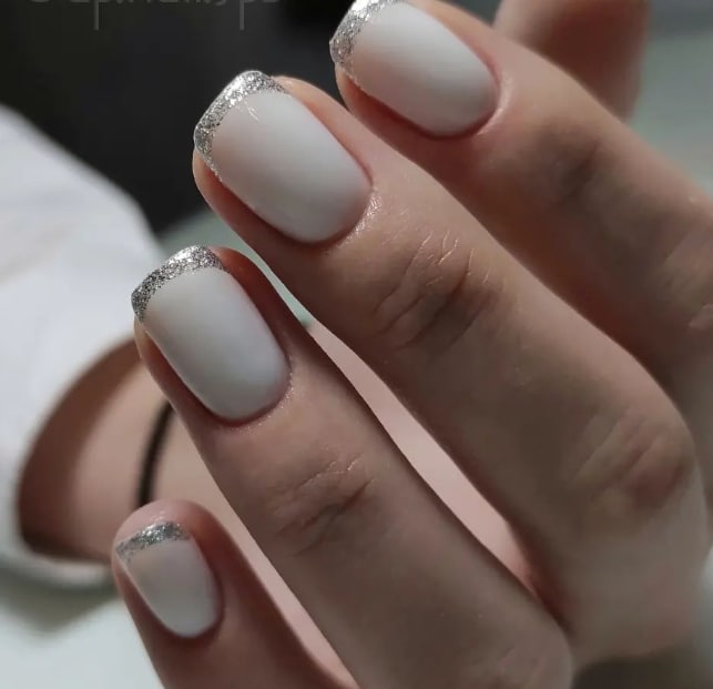 Новорічний манікюр 2023 френч