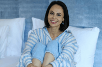 Грецька богиня: колишня дружина Віталія Кличка зухвало виставила ідеальні ніжки біля басейну