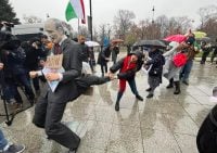 Орбана витягли із заднього місця Путіна: у Варшаві влаштували яскравий перформанс