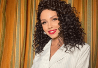 Анна Богдан в облегающем комбинезоне показала глубокое декольте и горящие ягодицы