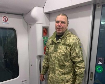 Захисник України сім годин їхав стоячи: в поїзді УЗ військового прогнали в тамбур через 'поганий запах' Захисник України сім годин їхав стоячи: в поїзді УЗ військового прогнали в тамбур через 'поганий запах'