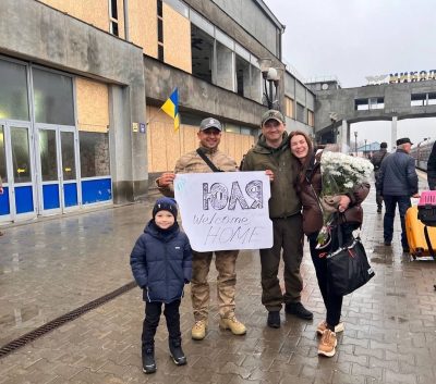 Виталий Ким встретил жену и сына на вокзале 