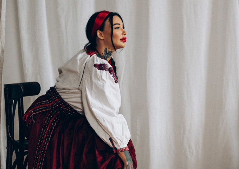 "Ударив мене з ноги в лівий імплант": учасницю Холостяка-11 Адель Асанті побили через російську мову