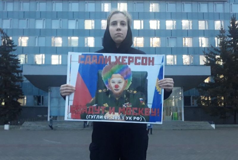 "Сдали Херсон, сдадут и Москву": фанатка "русского мира" раскритиковала побег россиян из Херсона