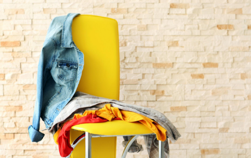 Будуть неприємності: чому речі не можна вішати на двері та спинку стільця