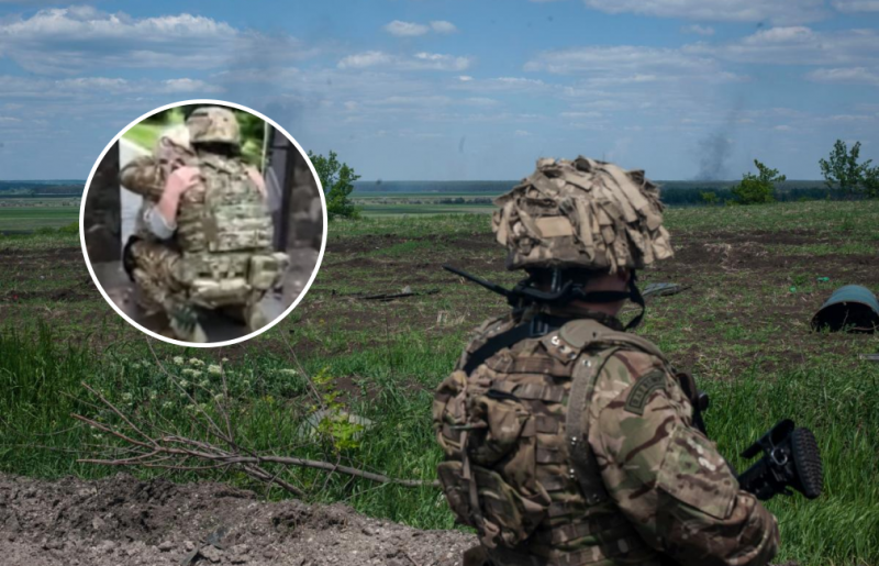 Важко стримати сльози: у Херсоні бабуся на колінах зустріла свого онука, який звільняв місто