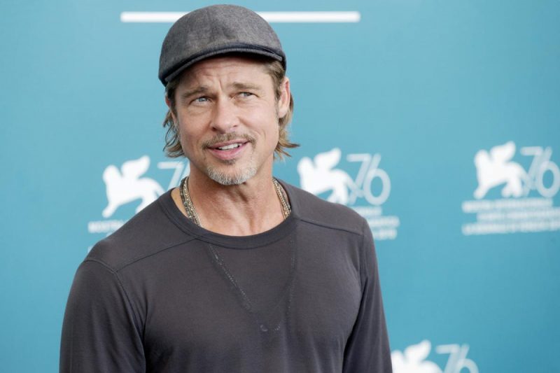 58-річний Бред Пітт "вигуляв" нову пасію, молодшу за нього на 30 років