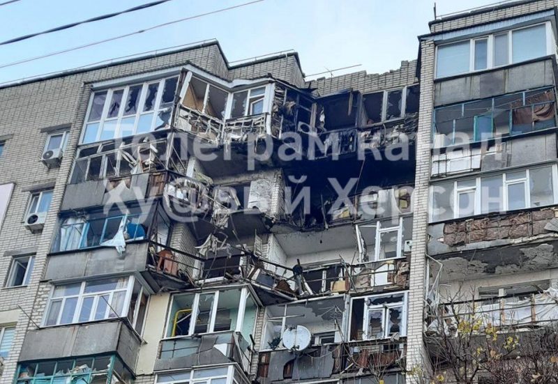 Атака на Херсон: окупанти вночі влучили у багатоповерхівку