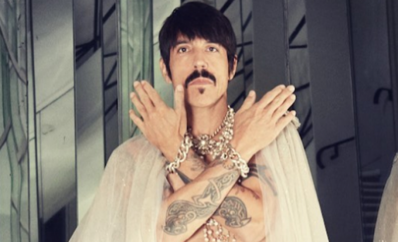 Лідера Red Hot Chili Peppers застукали з молодшою його на 35 років українською акторкою