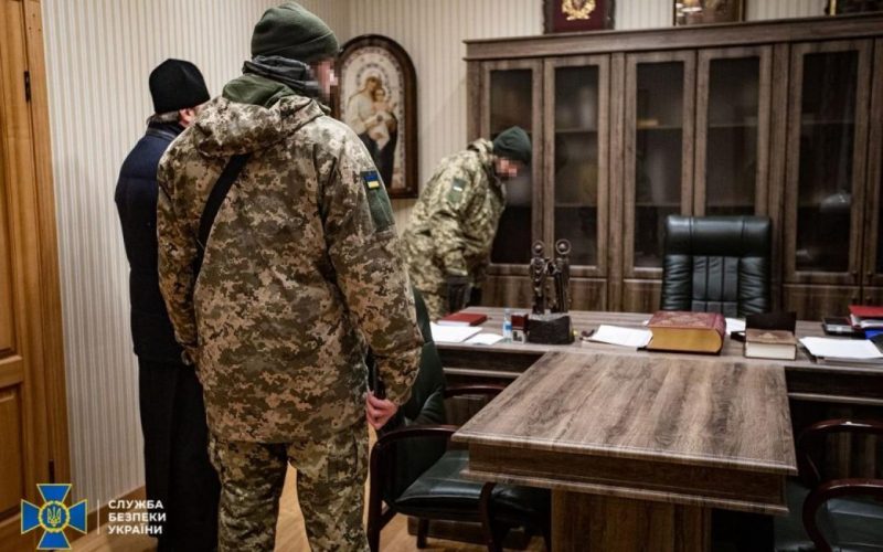 Мільйони готівкою, громадяни РФ та проросійська література: що знайшли у Києво-Печерській Лаврі