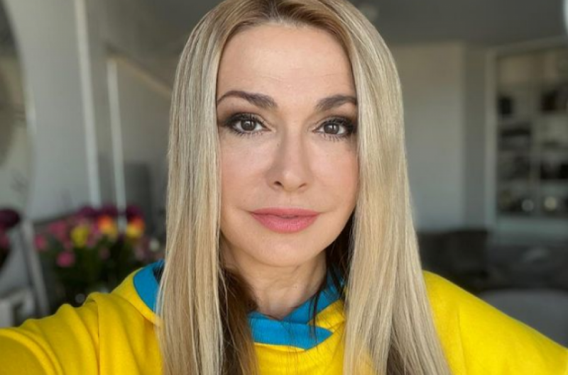 Ольга Сумская показала, как из-за блэкаута готовит ужин прямо в подъезде