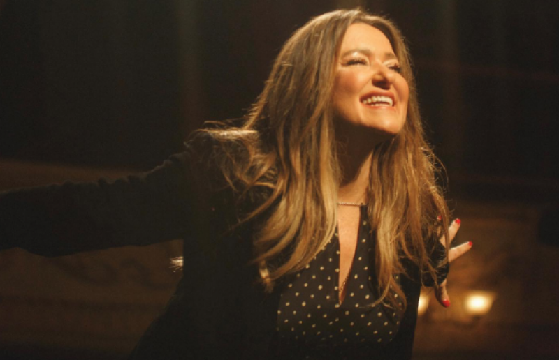 Наталя Могилевська кокетливо оголилася в домашньому халатику