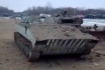 Гігантська воронка і розкурочена техніка: деталі прильоту у військову частину під Брянськом Гігантська воронка і розкурочена техніка: деталі прильоту у військову частину під Брянськом