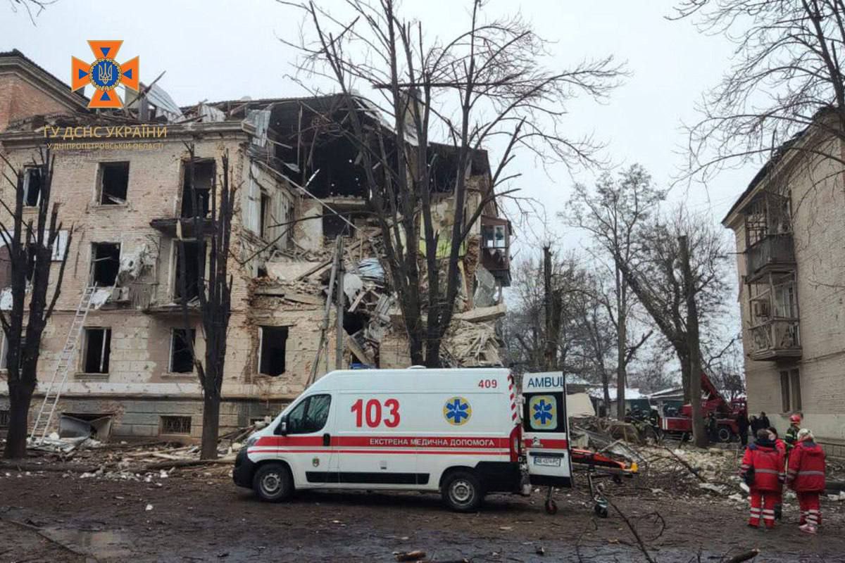 Последствия удара ракетой по жилому дому в Кривом Роге 16 декабря