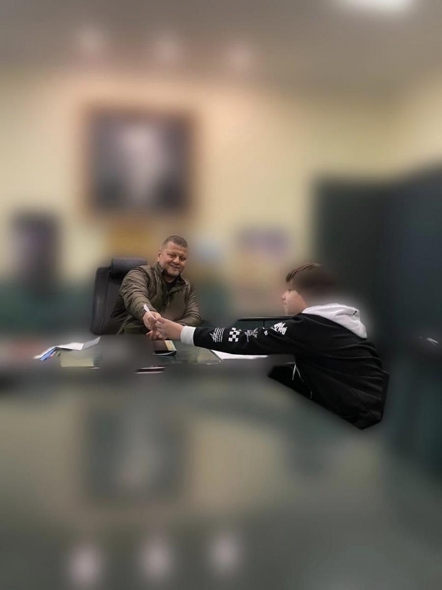 Залужний здійснив мрію сина безвісти зниклого на війні військового Залужний здійснив мрію сина безвісти зниклого на війні військового