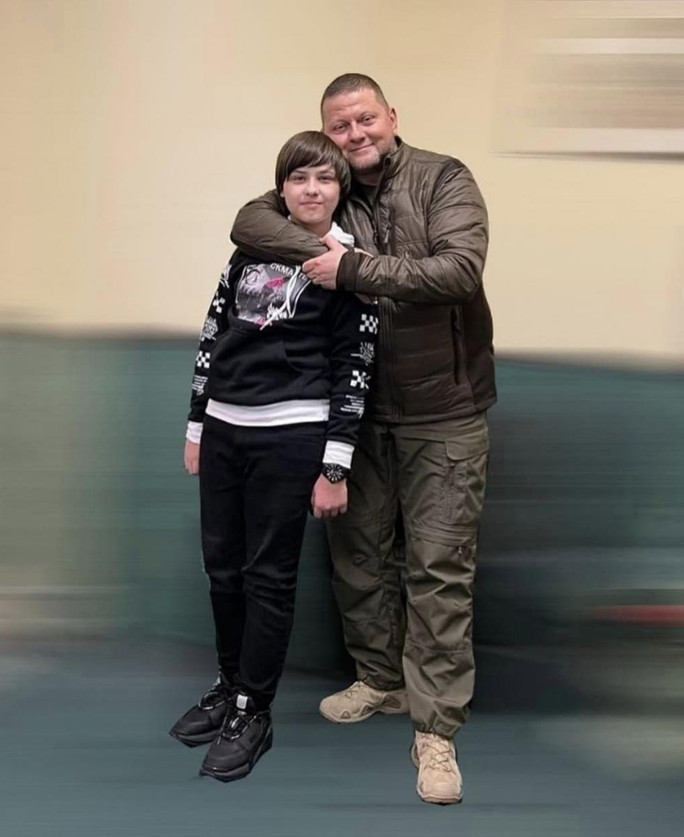 Залужний здійснив мрію сина безвісти зниклого на війні військового Залужний здійснив мрію сина безвісти зниклого на війні військового