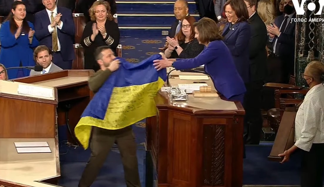 Зеленський у США передає прапор України конгресменам 