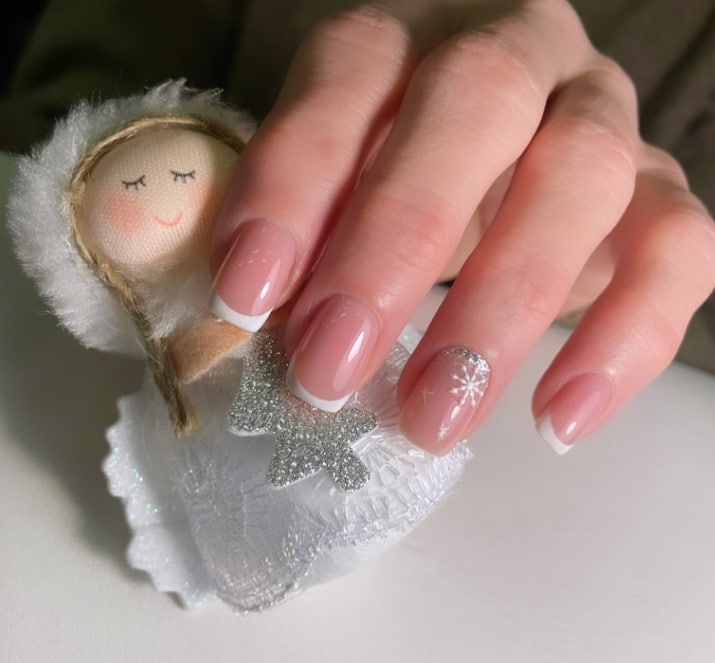 Новогодний маникюр на короткие ногти 2023 Новогодний маникюр на короткие ногти 2023