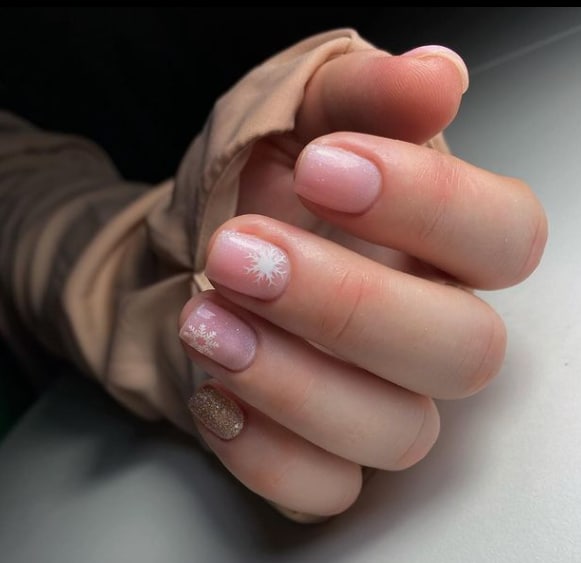 Новогодний маникюр на короткие ногти 2023 Новогодний маникюр на короткие ногти 2023