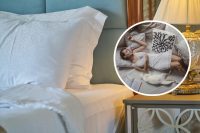 Будуть білі, як сніг: 3 ефективні способи, як відіпрати подушки від жовтих плям