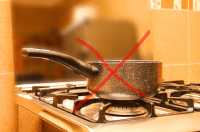 Коли немає газу і електрики: 4 способи нагріти воду підручними засобами