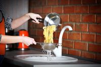 Чи потрібно промивати макарони після варіння: відповідь на найбільш спірне питання