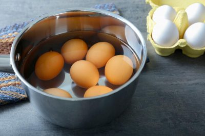 Шкаралупа сама відлетить: як правильно варити яйця, щоб білок не приставав до шкаралупи