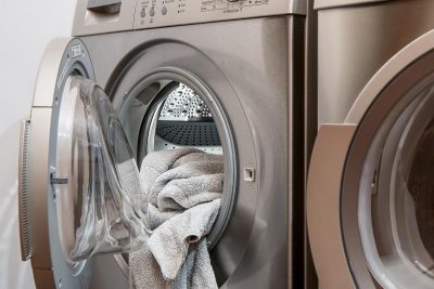 Залишити відкритою або закривати: як правильно вчинити з дверцятами пралки після прання
