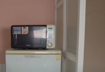 Знающие люди не ставят микроволновку на холодильник: в чем причина