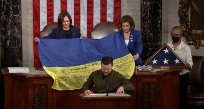 Зеленський передав конгресменам прапор України з Бахмута Зеленський передав конгресменам прапор України з Бахмута