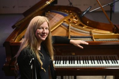 Скандальна українська піаністка, яка сильно любить терориста Путіна, пролетіла з концертом у Венеції