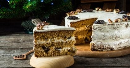 Неймовірний торт на Новий рік за 30 хвилин: унікальний рецепт Медовика з 1 секретним інгредієнтом