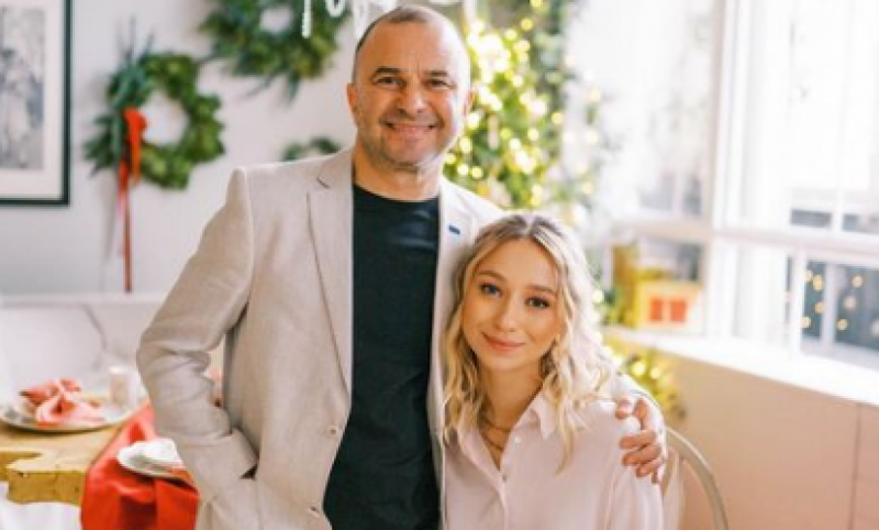 "А ви кажете старий дід": Віктор Павлік пограв для молодої дружини м'язами на камеру