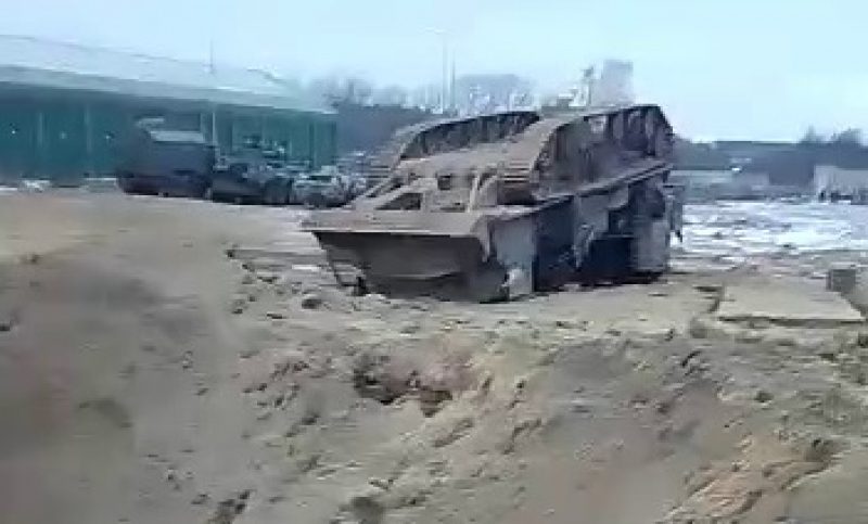 Гигантская воронка и раскуроченная техника: детали прилета в воинскую часть под Брянском