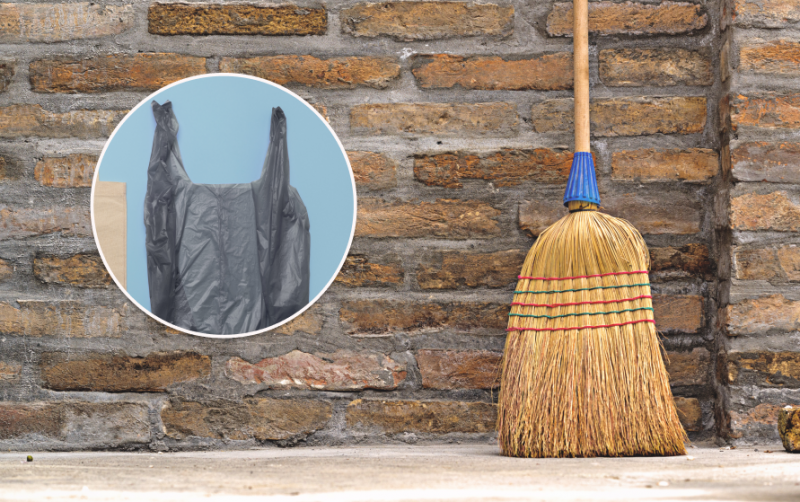 Уборка станет эффективной: зачем хозяйки надевают пакет на веник