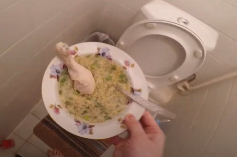 Подумайте дважды: можно ли смывать суп в унитаз