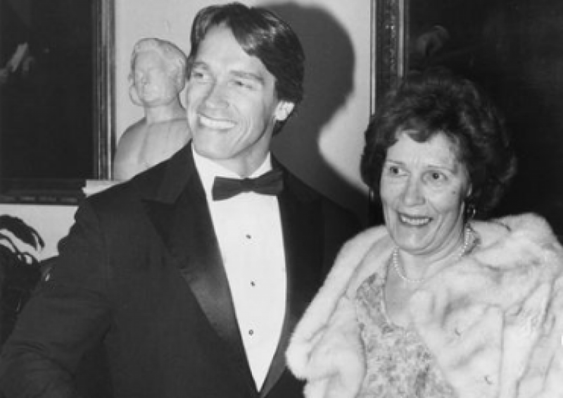 Арнольд Шварценеггер передал рождественский привет от покойной матери