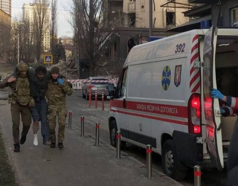 У Києві ворожа ракета поранила японського журналіста