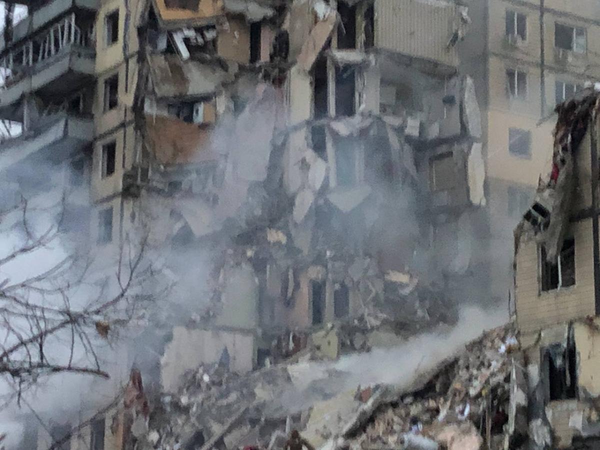'Вона впала на під'їзд': ракету, яка вдарила по будинку в Дніпрі, збило ППО - Арестович