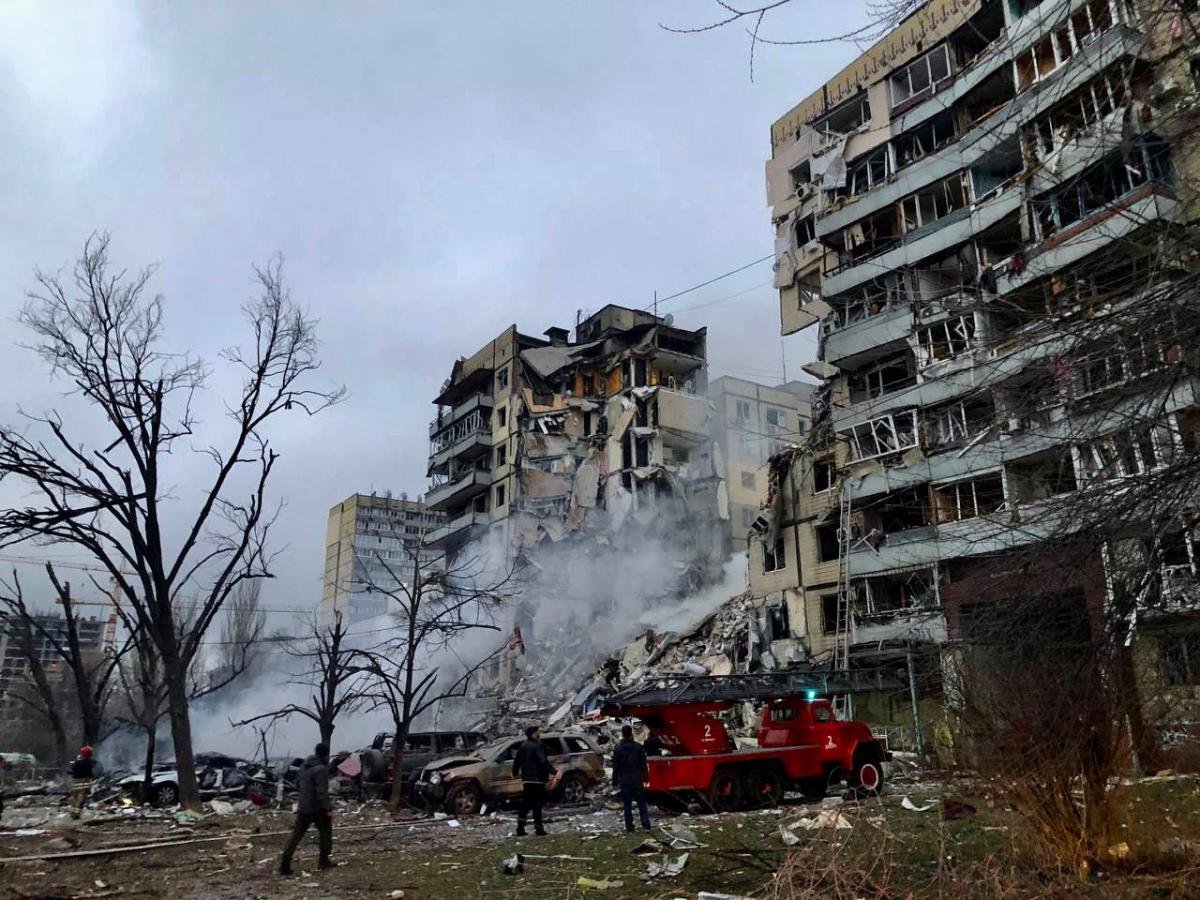 'Вона впала на під'їзд': ракету, яка вдарила по будинку в Дніпрі, збило ППО - Арестович